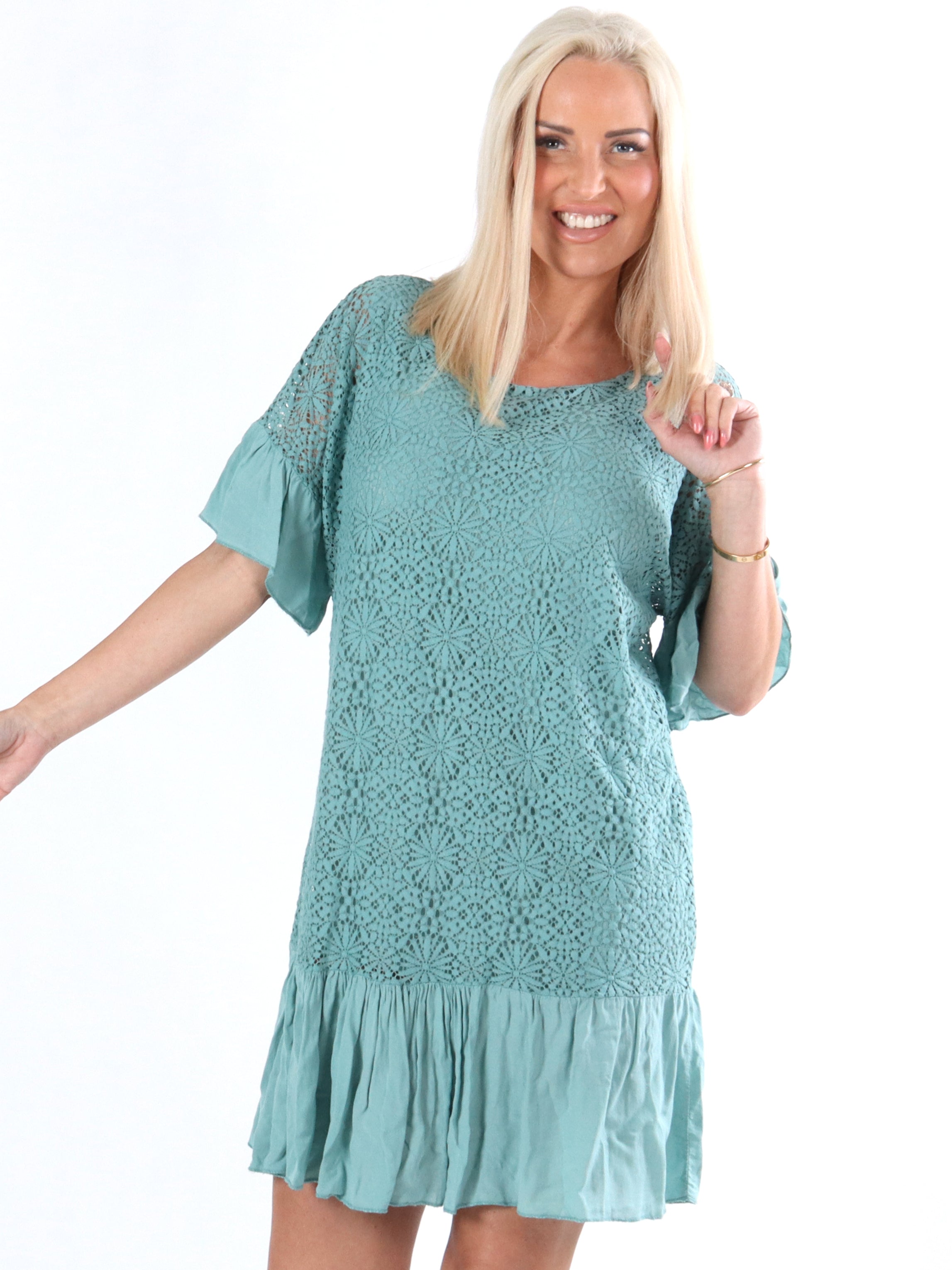 Lilly - Blonde kjole med søde flæsedetaljer